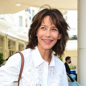 Sophie Marceau - Les célébrités posent aux abords de l'hôtel Martinez pendant le 74 ème festival international du film de Cannes.