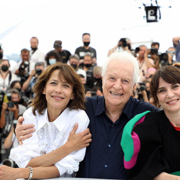 Sophie Marceau (habillée en Celine), André Dussollier, Géraldine Pailhas au photocall du film Tout s'est bien passé lors du 74ème festival international du film de Cannes le 8 juillet 2021 © Borde / Jacovides / Moreau / Bestimage