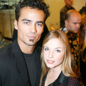 Cécilia Cara et Damien Sargue - Soirée au Théâtre Fontaine pour la pièce "On tire bien sur les lapins". Le 25 septembre 2003.