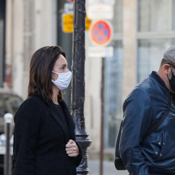 Kad Merad et sa compagne Julia Vignali - Obsèques du producteur Cyril Colbeau-Justin en la basilique Saint-Clotilde , Paris 7 ème pendant l'épidémie de Coronavirus Covid-19 le 12 novembre 2020. © Agence / Bestimage