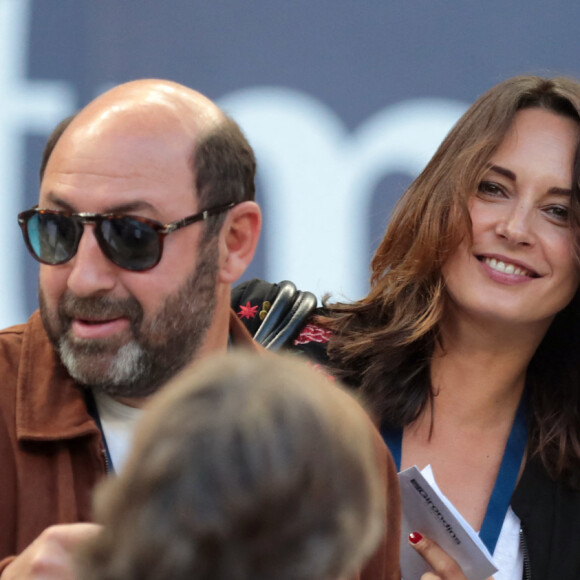 Kad Merad et sa compagne Julia Vignali assistent au match de football Bordeaux/ Marseille au stade de Bordeaux le 14 Mai 2107. © Patrick Bernard-Quentin Salinier/ Bestimage