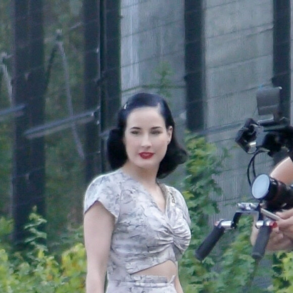 Dita Von Teese - Tournage autour de sa Cadillac Fleetwood verte classique de 1953 à Griffith Park, Los Feliz, le 23 août 2021.