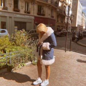 Louane profite de la fin de l'été à Paris, habillée d'un manteau Charlotte Simone et d'une robe Maison Cléo. Septembre 2021.