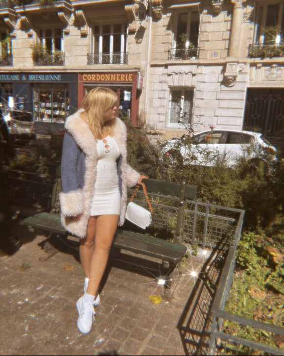 Louane profite de la fin de l'été à Paris, habillée d'un manteau Charlotte Simone et d'une robe Maison Cléo. Septembre 2021.