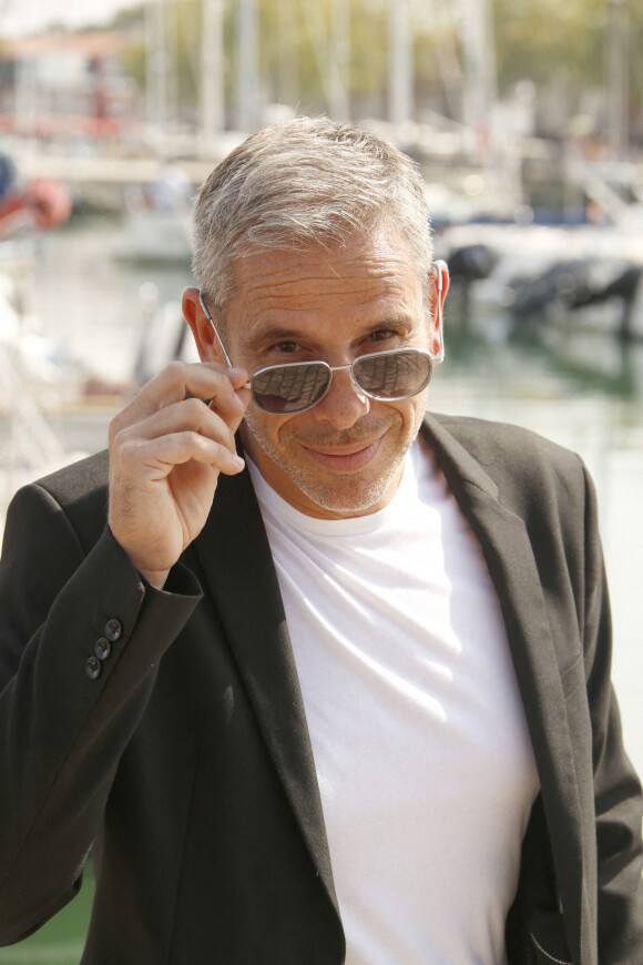 Médi Sadoun de "L'ami qui n'existe pas" - Photocall lors du Festival de la Fiction de La Rochelle. © Christophe Aubert via Bestimage