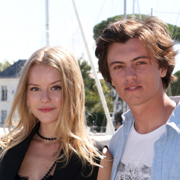 Romane Jolly et Axel Naroditzky - Equipe du téléfilm "Fugueuse" - Photocall lors du Festival de la Fiction de La Rochelle. Le 17 septembre 2021 © Jean-Marc Lhomer / Bestimage  