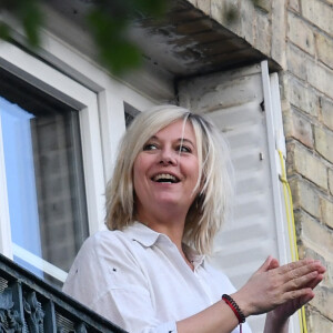 Exclusif - Flavie Flament et son fils Enzo Castaldi sont au balcon de leur domicile pour applaudir le personnel soignant en première ligne face à l'épidémie de Coronavirus (Covid-19) à Paris le 12 avril 2020.