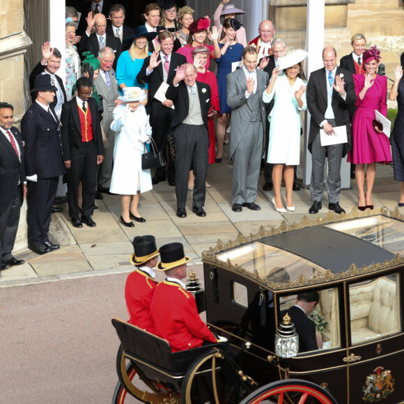 Le reine Elisabeth II d'Angleterre, le prince Philip duc d'Edimbourg et la famille royale - La princesse Eugenie et son mari Jack Brooksbank partent en calèche après leur cérémonie de mariage au château de Windsor le 12 octobre 2018.