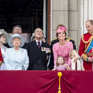 Camilla Parker Bowles, duchesse de Cornouailles, le prince Charles, prince de Galles, la princesse Eugenie d'York, la reine Elisabeth II d'Angleterre, le prince Philip, duc d'Edimbourg, Catherine Kate Middleton , duchesse de Cambridge, la princesse Charlotte, le prince George et le prince William, duc de Cambridge - La famille royale d'Angleterre assiste à la parade "Trooping the colour" à Londres le 17 juin 2017.