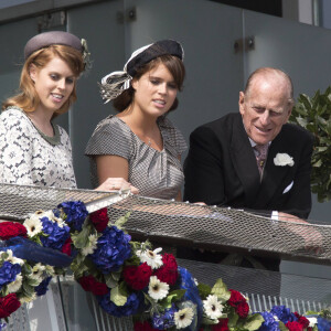 Le prince Philip et ses petites-filles les princesses Eugenie et Beatrice au Derby d'Epsom, à l'occasion du jubilé de diamant de la reine Elizabeth.