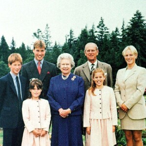 La reine Elizabeth et son mari le prince Philip avec leurs petits-enfants : les princes William et Harry, les princesses Eugenie et Beatrice et Zara Phillips à Balmoral, en Ecosse, en 1999. 