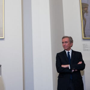 Emmanuel Macron, président de la République et Bernard Arnault, PDG de LVMH lors de l'inauguration de l'exposition "La collection Morozov, icônes de l'art moderne" à la Fondation Louis Vuitton à Paris le 21 septembre 2021. © Romain Gaillard / Pool / Bestimage 