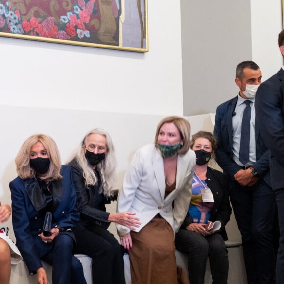 Emmanuel Macron, président de la République, Roselyne Bachelot, ministre de la Culture, Hélène Arnault, Brigitte Macron, Anne Baldassari, commissaire de l'exposition et Olga Lioubimova, ministre de la Culture russe lors de l'inauguration de l'exposition "La collection Morozov, icônes de l'art moderne" à la Fondation Louis Vuitton à Paris le 21 septembre 2021. © Romain Gaillard / Pool / Bestimage 