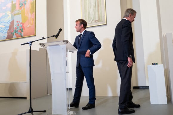 Emmanuel Macron, président de la République et Bernard Arnault, PDG de LVMH lors de l'inauguration de l'exposition "La collection Morozov, icônes de l'art moderne" à la Fondation Louis Vuitton à Paris le 21 septembre 2021. © Romain Gaillard / Pool / Bestimage 