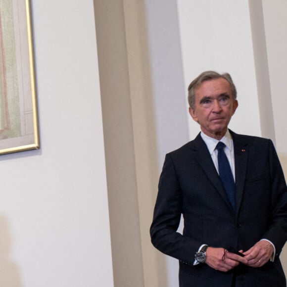 Emmanuel Macron, président de la République et Bernard Arnault, PDG de LVMH lors de l'inauguration de l'exposition "La collection Morozov, icônes de l'art moderne" à la Fondation Louis Vuitton à Paris le 21 septembre 2021. © Romain Gaillard / Pool / Bestimage 