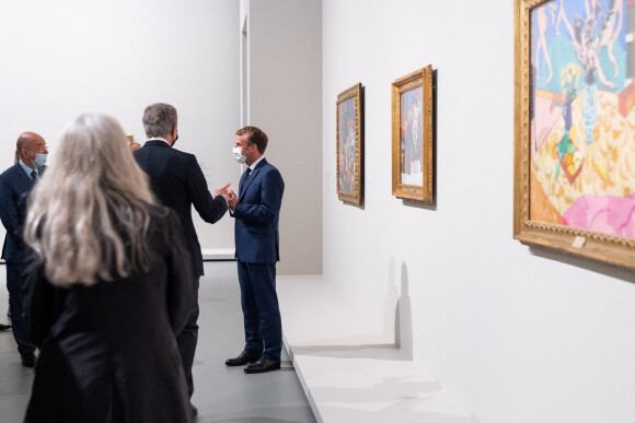 Bernard Arnault, PDG de LVMH, Emmanuel Macron, président de la République lors de l'inauguration de l'exposition "La collection Morozov, icônes de l'art moderne" à la Fondation Louis Vuitton à Paris le 21 septembre 2021. © Romain Gaillard / Pool / Bestimage 