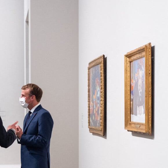 Bernard Arnault, PDG de LVMH, Emmanuel Macron, président de la République lors de l'inauguration de l'exposition "La collection Morozov, icônes de l'art moderne" à la Fondation Louis Vuitton à Paris le 21 septembre 2021. © Romain Gaillard / Pool / Bestimage 