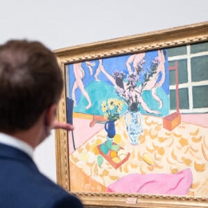 Emmanuel Macron, président de la République et Anne Baldassari, commissaire de l'exposition lors de l'inauguration de l'exposition "La collection Morozov, icônes de l'art moderne" à la Fondation Louis Vuitton à Paris le 21 septembre 2021. © Romain Gaillard / Pool / Bestimage 