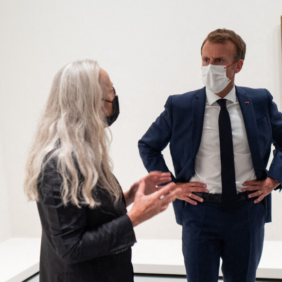Anne Baldassari, commissaire de l'exposition et Emmanuel Macron, président de la République lors de l'inauguration de l'exposition "La collection Morozov, icônes de l'art moderne" à la Fondation Louis Vuitton à Paris le 21 septembre 2021. © Romain Gaillard / Pool / Bestimage 