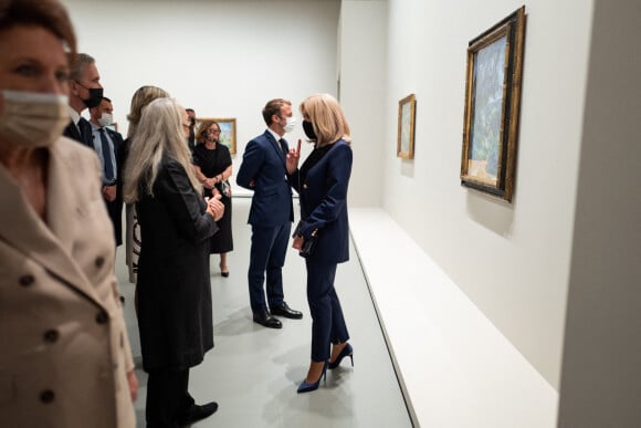 Emmanuel Macron, président de la République et sa femme Brigitte Macron lors de l'inauguration de l'exposition "La collection Morozov, icônes de l'art moderne" à la Fondation Louis Vuitton à Paris le 21 septembre 2021. © Romain Gaillard / Pool / Bestimage 