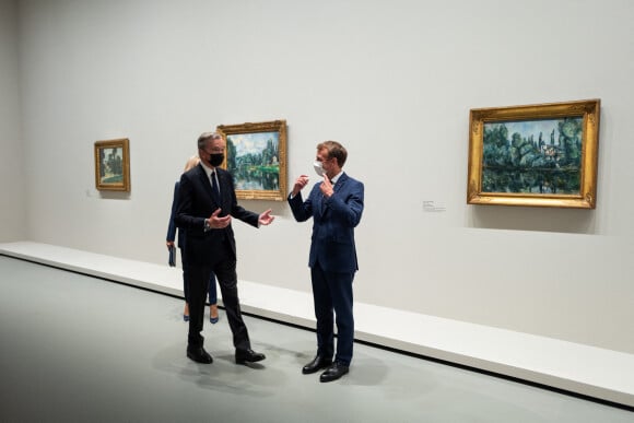 Bernard Arnault, PDG de LVMH et Emmanuel Macron, président de la République lors de l'inauguration de l'exposition "La collection Morozov, icônes de l'art moderne" à la Fondation Louis Vuitton à Paris le 21 septembre 2021. © Romain Gaillard / Pool / Bestimage 