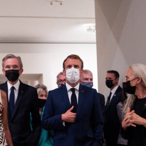 Hélène Arnault, son mari Bernard Arnault, PDG de LVMH, Emmanuel Macron, président de la République, Anne Baldassari, commissaire de l'exposition et Roselyne Bachelot, ministre de la Culture lors de l'inauguration de l'exposition "La collection Morozov, icônes de l'art moderne" à la Fondation Louis Vuitton à Paris le 21 septembre 2021. © Romain Gaillard / Pool / Bestimage 