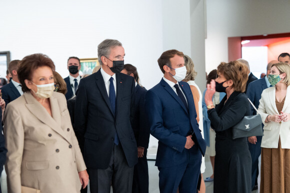 Bernard Arnault, PDG de LVMH et Emmanuel Macron, président de la République lors de l'inauguration de l'exposition "La collection Morozov, icônes de l'art moderne" à la Fondation Louis Vuitton à Paris le 21 septembre 2021. © Romain Gaillard / Pool / Bestimage 