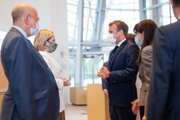 Olga Lioubimova, ministre de la Culture russe et Emmanuel Macron, président de la République lors de l'inauguration de l'exposition "La collection Morozov, icônes de l'art moderne" à la Fondation Louis Vuitton à Paris le 21 septembre 2021. © Romain Gaillard / Pool / Bestimage 