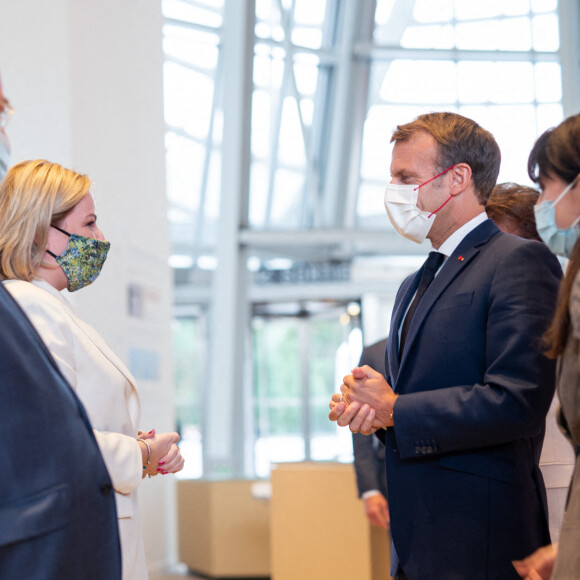 Olga Lioubimova, ministre de la Culture russe et Emmanuel Macron, président de la République lors de l'inauguration de l'exposition "La collection Morozov, icônes de l'art moderne" à la Fondation Louis Vuitton à Paris le 21 septembre 2021. © Romain Gaillard / Pool / Bestimage 