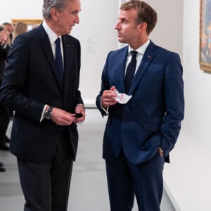 Bernard Arnault, PDG de LVMH, Emmanuel Macron, président de la République lors de l'inauguration de l'exposition "La collection Morozov, icônes de l'art moderne" à la Fondation Louis Vuitton à Paris le 21 septembre 2021. © Romain Gaillard / Pool / Bestimage 