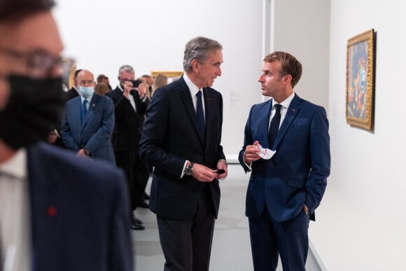 Bernard Arnault, PDG de LVMH, Emmanuel Macron, président de la République lors de l'inauguration de l'exposition "La collection Morozov, icônes de l'art moderne" à la Fondation Louis Vuitton à Paris le 21 septembre 2021. © Romain Gaillard / Pool / Bestimage 