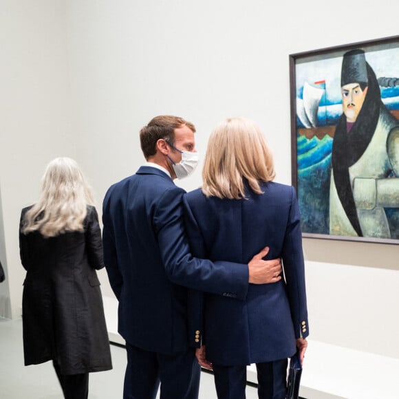 Emmanuel Macron, président de la République et sa femme Brigitte Macron lors de l'inauguration de l'exposition "La collection Morozov, icônes de l'art moderne" à la Fondation Louis Vuitton à Paris le 21 septembre 2021. © Romain Gaillard / Pool / Bestimage 