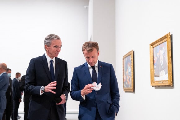 Bernard Arnault, PDG de LVMH, Emmanuel Macron, président de la République lors de l'inauguration de l'exposition "La collection Morozov, icônes de l'art moderne" à la Fondation Louis Vuitton à Paris le 21 septembre 2021. © Romain Gaillard / Pool / Bestimage 