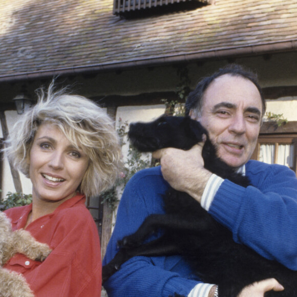 Archives - En France, en Normandie, Evelyne Dhéliat chez elle dans sa maison de l'Eure, avec son mari Philippe en octobre 1990.