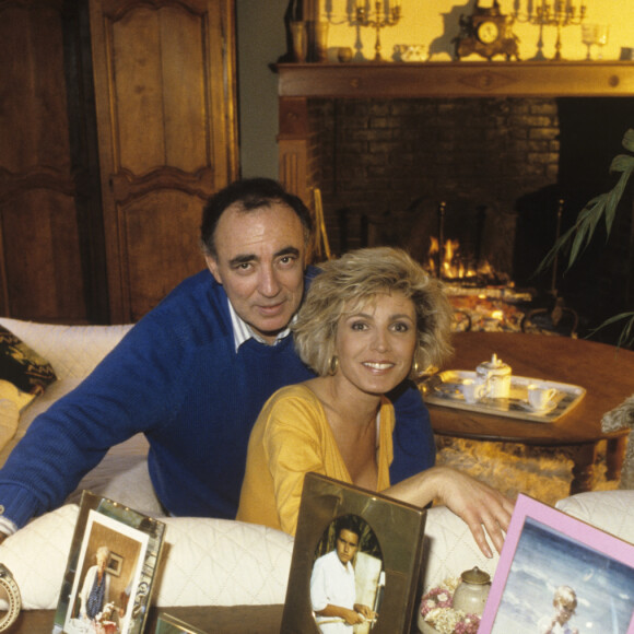 Archives - En France, en Normandie, Evelyne Dhéliat chez elle dans sa maison de l'Eure, avec son mari Philippe en octobre 1990.