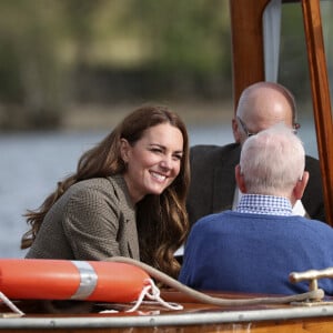 Catherine (Kate) Middleton, duchesse de Cambridge, lors d'une excursion en bateau à vapeur avec deux des "enfants de Windermere", qui ont été amenés à vivre en Cumbrie après les horreurs du camp de concentration de Theresienstadt en Tchécoslovaquie en 1945, à Cumbrie, Royaume Uni, le 21 septembre 2021.