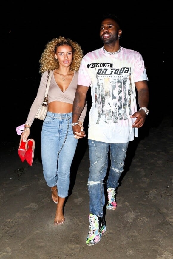 Exclusif - Jason Derulo et sa compagne Jena Frumes font une balade romantique sur la plage après avoir diner au restaurant Nobu avec des amis à Los Angeles. Le 23 août 2020.