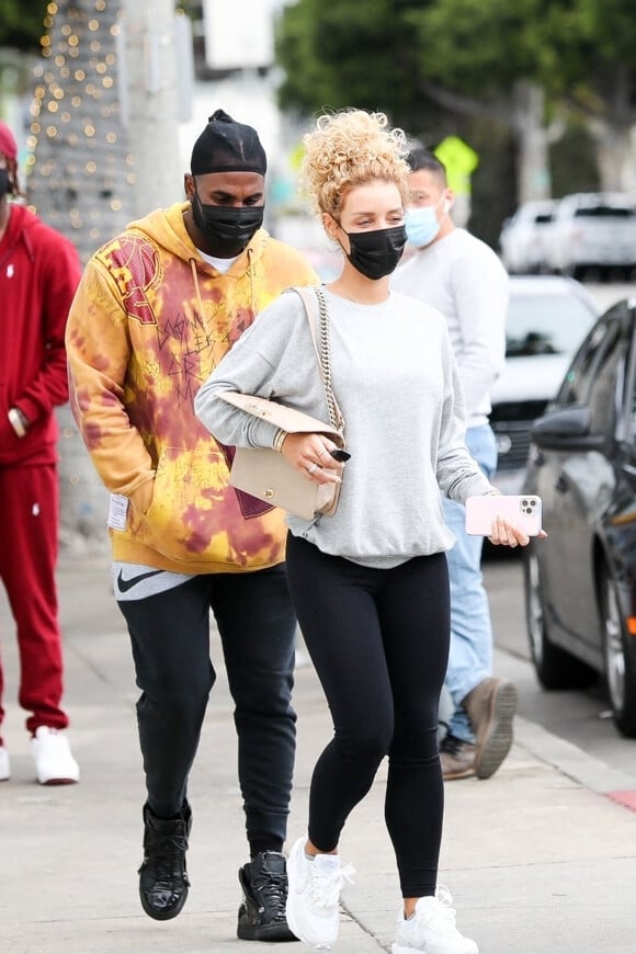 Exclusif - Jason Derulo et sa compagne Jena Frumes sont allés acheter leur déjeuner à emporter à Los Angeles, le 25 janvier 2021.