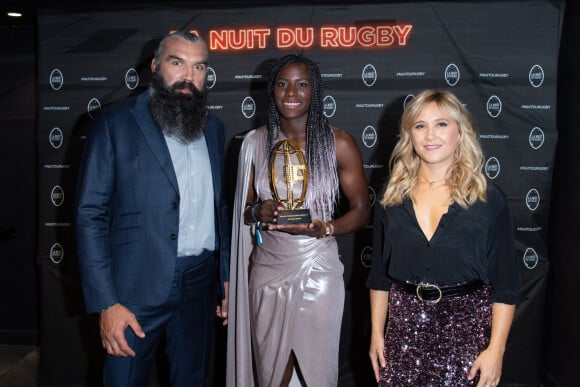 Sébastien Chabal , Seraphine Okemba (Meilleure joueuse Equipe de France à VII) et Bérengère Krief lors de la 17ème Nuit du Rugby à l'Olympia à Paris le 27 septembre 2021. © Pierre Perusseau / Bestimage