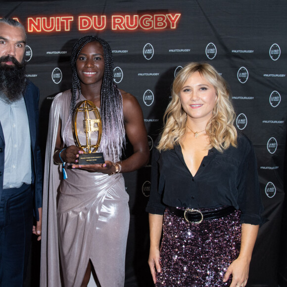 Sébastien Chabal , Seraphine Okemba (Meilleure joueuse Equipe de France à VII) et Bérengère Krief lors de la 17ème Nuit du Rugby à l'Olympia à Paris le 27 septembre 2021. © Pierre Perusseau / Bestimage