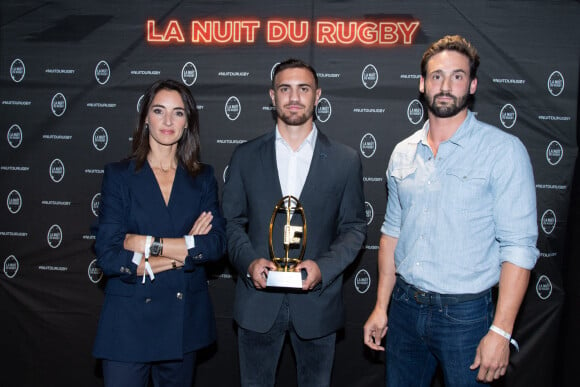 Margot Lafitte, Melvyn Jaminet (meilleur joueur pro D2 et Révélation) et Guillaume Labbé lors de la 17ème Nuit du Rugby à l'Olympia à Paris le 27 septembre 2021. © Pierre Perusseau / Bestimage