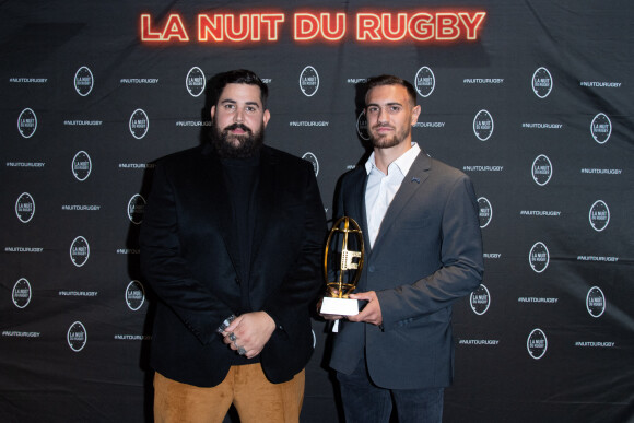 Artus et Melvyn Jaminet (meilleur joueur pro D2 et Révélation) lors de la 17ème Nuit du Rugby à l'Olympia à Paris le 27 septembre 2021. © Pierre Perusseau / Bestimage