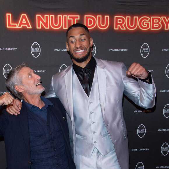 Antoine de Caunes et Tony Yoka lors de la 17ème Nuit du Rugby à l'Olympia à Paris le 27 septembre 2021. © Pierre Perusseau / Bestimage
