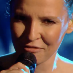 Anne Sila (équipe de Florent Pagny) face à Ecco (équipe de Mika) lors des cross-battles de "The Voice All Stars" - TF1