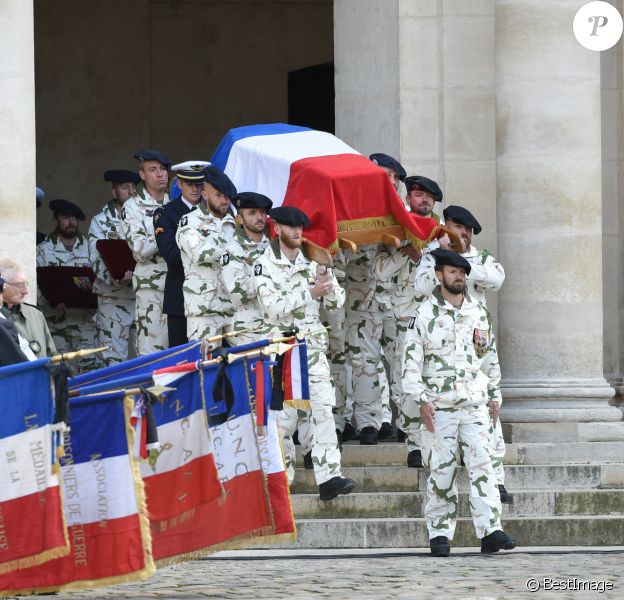 Les chasseurs alpins de l'armée française portent le cercueil du caporal-chef de l'armée française Maxime Blasco © Eliot Blondet/Pool/Bestimage
