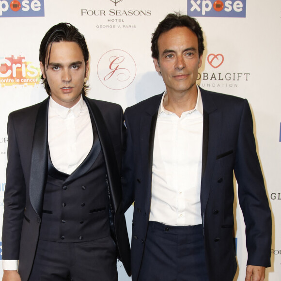 Anthony Delon avec son frère Alain-Fabien Delon au photocall de la 10ème édition du "Global Gift Gala" à l'hôtel Four Seasons George V à Paris, le 3 juin 2019. © Marc Ausset-Lacroix/Bestimage