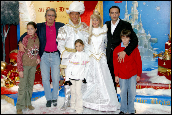 Alain Delon avec ses enfants : Anthony, Alain-Fabien, Anouchka et sa petite fille Loup pour celebrer Noël à DisneyLand Paris en 2003.