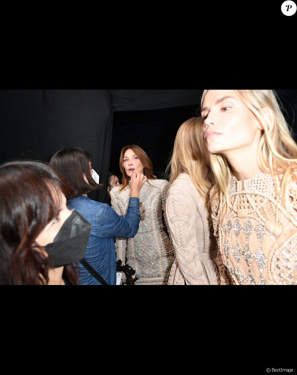 Carla Bruni dans les coulisses du défilé de mode Femmes prêt-à-porter printemps-été 2022 "Balmain" à la Seine Musicale à Paris. Le 29 septembre 2021 © Veeren Ramsamy-Christophe Clovis / Bestimage