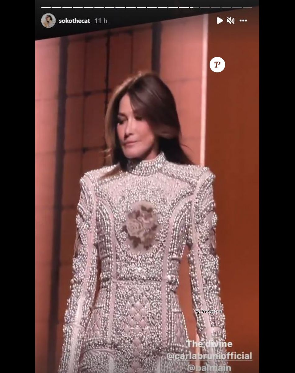Carla Bruni filmée par la chanteuse Soko lors du défilé Balmain (collection printemps-été 2022) à Paris. Le 29 septembre 2021.