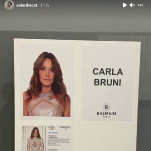 Le look de Carla Bruni filmé par la chanteuse Soko lors du défilé Balmain (collection printemps-été 2022) à Paris. Le 29 septembre 2021.